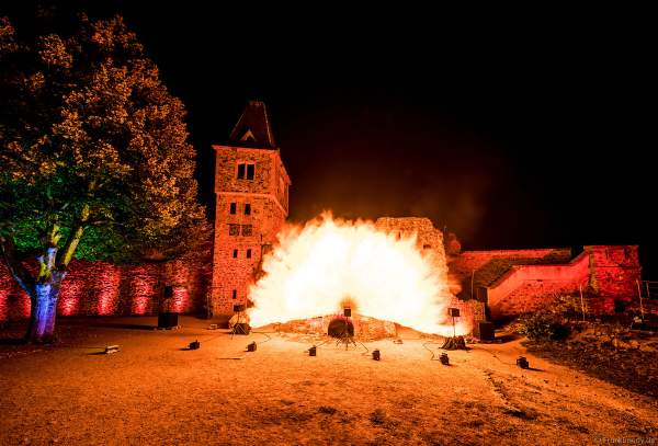 Flammenshow mit Wave-Flamer und Flammenprojektoren zur Musik von "Games of Thrones" zum 50-jährigen Jubiläum des Restaurants auf Burg Frankenstein am 10.09.2020