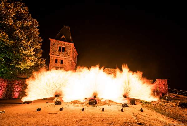 Flammenshow mit Wave-Flamer und Flammenprojektoren zur Musik von "Games of Thrones" zum 50-jährigen Jubiläum des Restaurants auf Burg Frankenstein am 10.09.2020