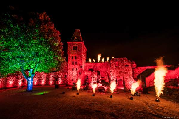 Flammenshow mit Wave-Flamer und Flammenprojektoren zur Musik von "Games of Thrones" zum 50-jährigen Jubiläum des Restaurants auf Burg Frankenstein am 10.09.2020
