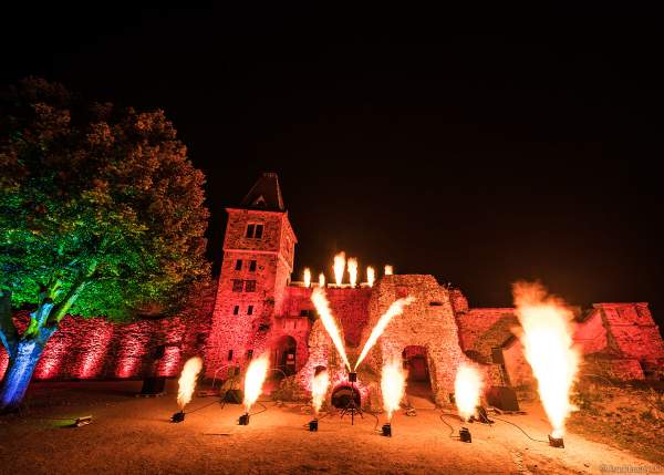 Flammenshow mit Wave-Flamer und Flammenprojektoren zur Musik von "Games of Thrones" zum 50-jährigen Jubiläum des Restaurants auf Burg Frankenstein am 10.09.2020