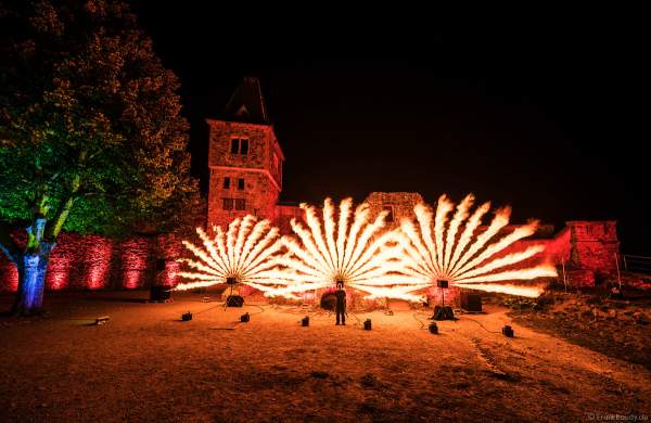 Inhaber von FlyFire Philipp Schecker bei den Proben zur Flammenshow zum 50-jährigen Jubiläum des Restaurants auf Burg Frankenstein am 10.09.2020
