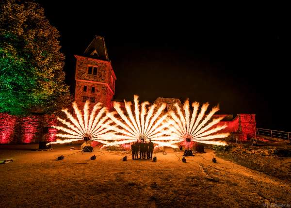 Inhaber von FlyFire Philipp Schecker mit einem Teil seiner Crew bei den Proben zur Flammenshow zum 50-jährigen Jubiläum des Restaurants auf Burg Frankenstein am 10.09.2020