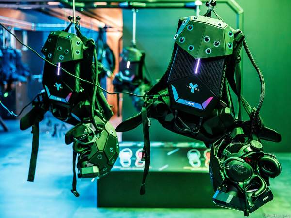 Für jeden Teilnehmer steht jeweils eine komplette vorbereitete Ausrüstung für die VR-Experience YULLBE im Europa-Park bereit
