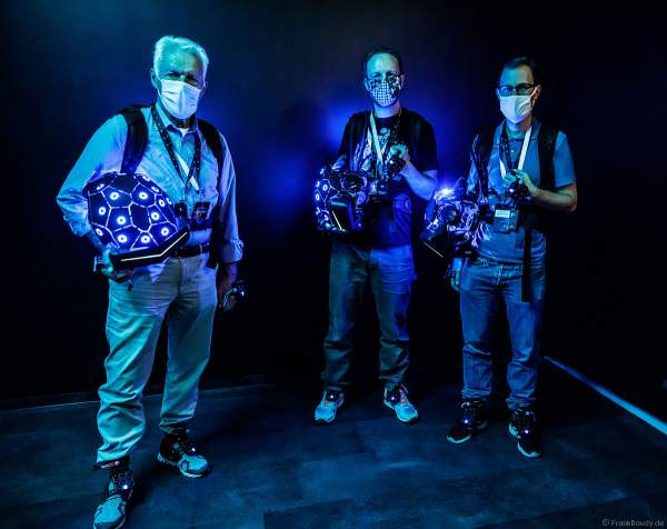 Mit Rucksack-PC, VR-Helm sowie Hand- und Fußtrackern beginnt für die Rekruten das VR-Erlebnis YULLBE im Europa-Park