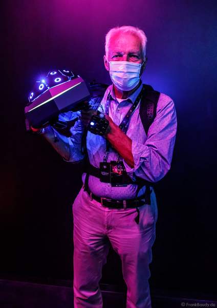 Mit Rucksack-PC, VR-Helm sowie Hand- und Fußtrackern beginnt für die Rekruten das VR-Erlebnis YULLBE im Europa-Park