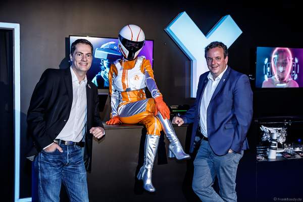 Michael Mack (geschäftsführender Gesellschafter des Europa-Park und Gründer von MackNeXT, rechts) und Thomas Wagner (Geschäftsführer von VR Coaster, links) haben gemeinsam das einzigartige VR-Erlebnis YULLBE realisiert.