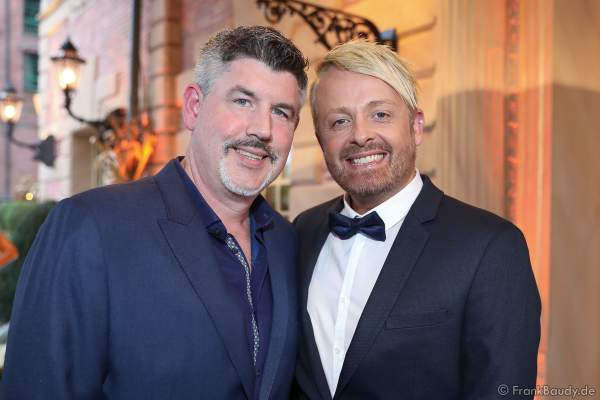 Ross Antony (re.) und Ehemann Paul Reeves bei der Eröffnung der der neuen YULLBE Horror Experience "Traumatica" im Europa-Park am 2. Oktober 2020