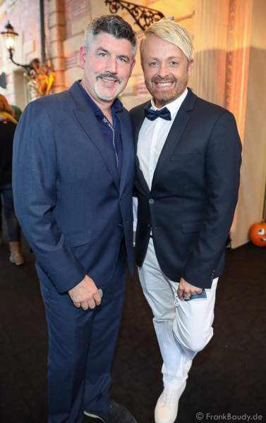 Ross Antony (re.) und Ehemann Paul Reeves bei der Eröffnung der der neuen YULLBE Horror Experience "Traumatica" im Europa-Park am 2. Oktober 2020