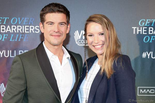 Schauspieler Philipp Danne mit Frau Viktoria bei der Eröffnung der der neuen YULLBE Horror Experience "Traumatica" im Europa-Park am 2. Oktober 2020