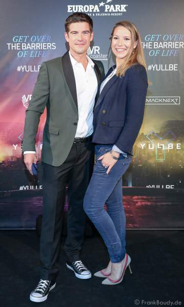 Schauspieler Philipp Danne mit Frau Viktoria bei der Eröffnung der der neuen YULLBE Horror Experience "Traumatica" im Europa-Park am 2. Oktober 2020