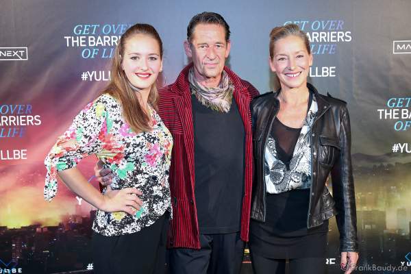 Max Tidof mit Ehefrau Lisa Seitz und Tochter Luzie bei der Eröffnung der der neuen YULLBE Horror Experience "Traumatica" im Europa-Park am 2. Oktober 2020