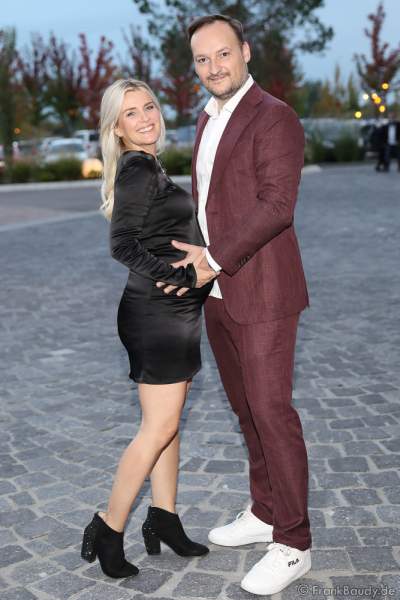 Felix Moese und die schwangere Jennifer Knäble bei der Eröffnung der der neuen YULLBE Horror Experience "Traumatica" im Europa-Park am 2. Oktober 2020