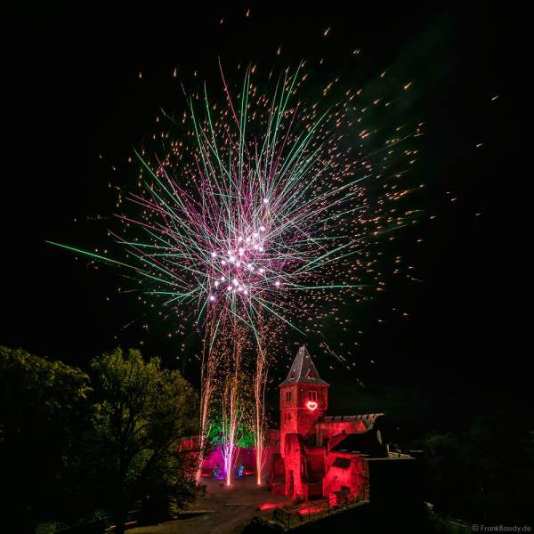 Hochzeitsfeuerwerk mit leuchtendem Herz-Lichbild auf Burg Frankenstein