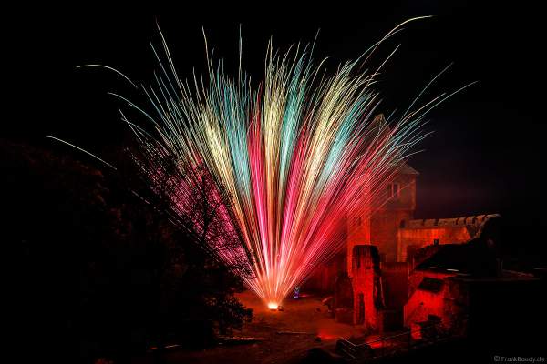 Hochzeitsfeuerwerk auf illuminierter Burg Frankenstein