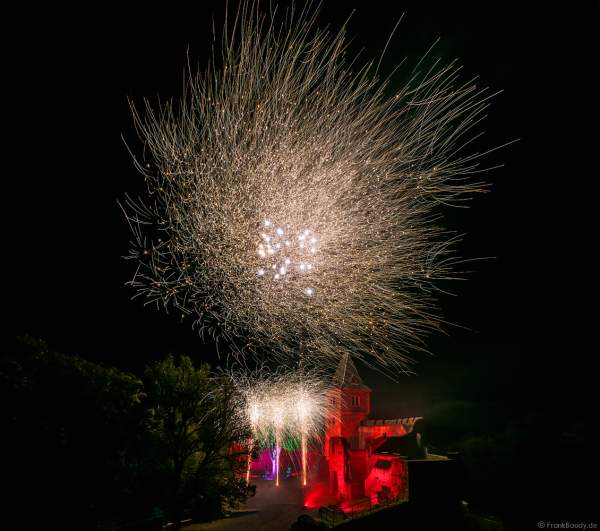 Hochzeitsfeuerwerk auf illuminierter Burg Frankenstein