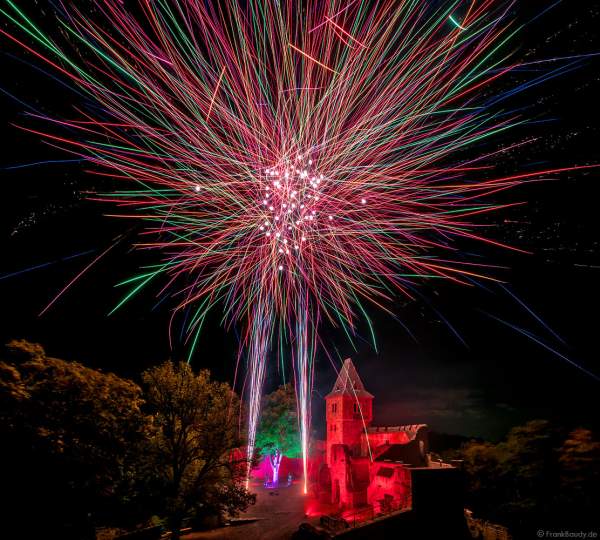 Hochzeitsfeuerwerk auf illuminierter Burg Frankenstein
