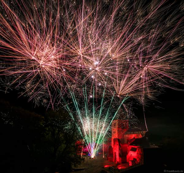 Hochzeitsfeuerwerk auf illuminierter Burg Frankenstein