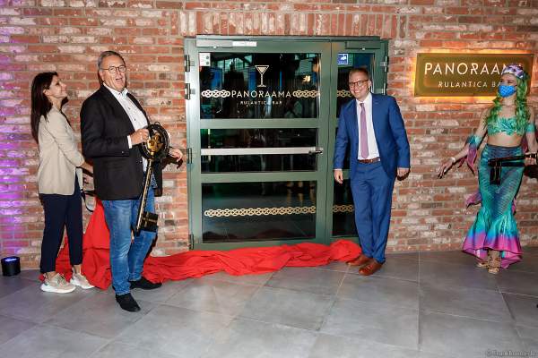 Ann-Kathrin Mack, Roland Mack und Bürgermeister Kai-Achim Klare bei der Eröffnung des Ruhe- und Saunabereich HYGGEDAL in der Wasserwelt Rulantica am 15. Oktober 2020 im Europa-Park