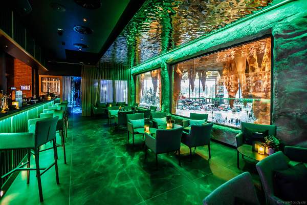 "panoraama – die Rulantica Bar" bieten mit großen Panoramafenstern einen fantastischen Blick auf das riesige Wellenbecken und das fröhliche Treiben in Rulantic