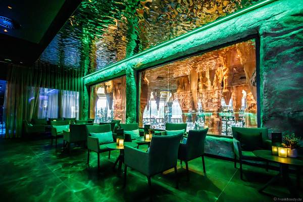 "panoraama – die Rulantica Bar" bieten mit großen Panoramafenstern einen fantastischen Blick auf das riesige Wellenbecken und das fröhliche Treiben in Rulantic