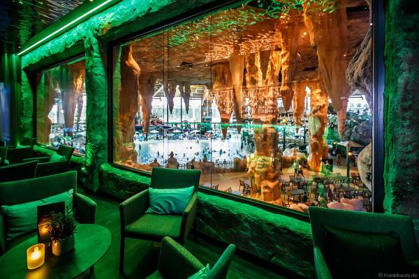 "panoraama – die Rulantica Bar" bieten mit großen Panoramafenstern einen fantastischen Blick auf das riesige Wellenbecken und das fröhliche Treiben in Rulantic