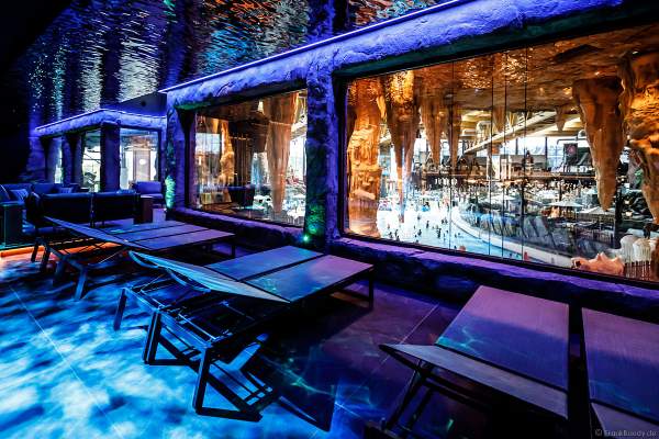 Der exklusive Ruhebereich in HYGGEDAL mit großen Panoramafenster bietet einen atemberaubenden Blick in die Wasserwelt Rulantica im Europa-Park