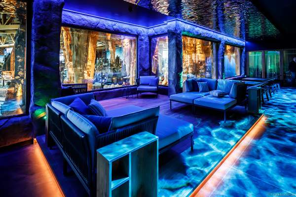 Der exklusive Ruhebereich in HYGGEDAL mit großen Panoramafenster bietet einen atemberaubenden Blick in die Wasserwelt Rulantica im Europa-Park