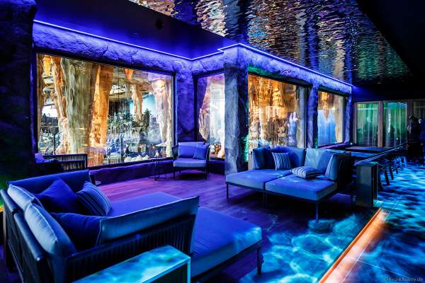 Der exklusive Ruhebereich in HYGGEDAL mit großen Panoramafenster bietet einen atemberaubenden Blick in die Wasserwelt Rulantica im Europa-Park