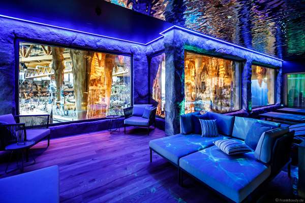 Der exklusive Ruhebereich in HYGGEDAL mit großen Panoramafenster bietet einen atemberaubenden Blick in die Wasserwelt Rulantica im Europa-Park