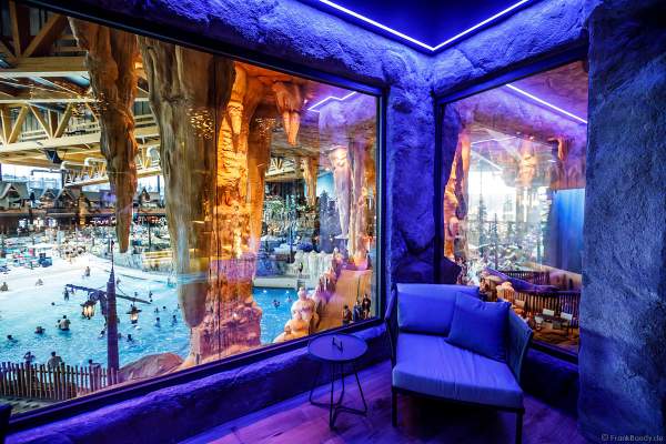 Der exklusive Ruhebereich in HYGGEDAL mit großen Panoramafenster bietet einen atemberaubenden Blick in die Wasserwelt Rulantica im Europa-Park