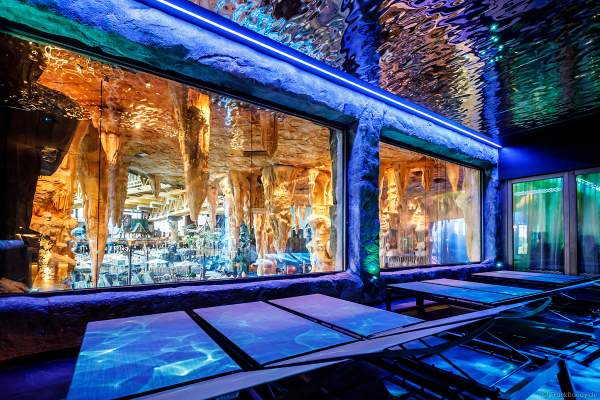 Der exklusive Ruhebereich in HYGGEDAL mit großen Panoramafenster bietet einen atemberaubenden Blick in die Wasserwelt Rulantica im Europa-Park