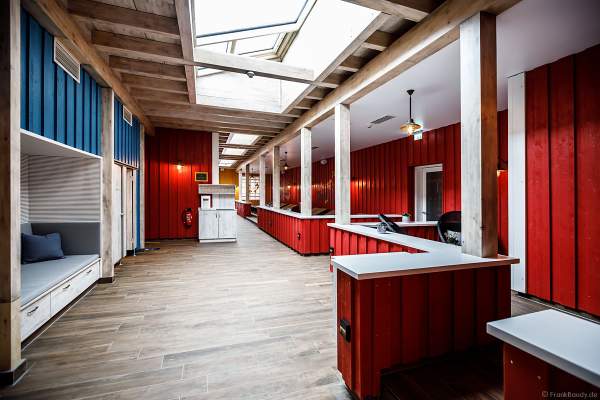 Ein weiterer Ruheraum vor den Saunen im Ruhe- und Saunabereich HYGGEDAL in der Wasserwelt Rulantica bei der Einweihung am 15. Oktober 2020 im Europa-Park