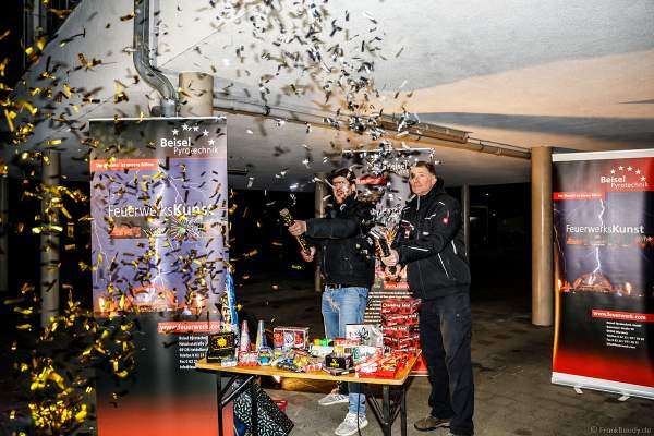 Geschäftsführer Thomas Fischer von Beisel Pyrotechnik und Stefan Schiller alias "Pyroextrem" eröffnen mit Konfetti-Shooter die XXL LIVE Böllertour