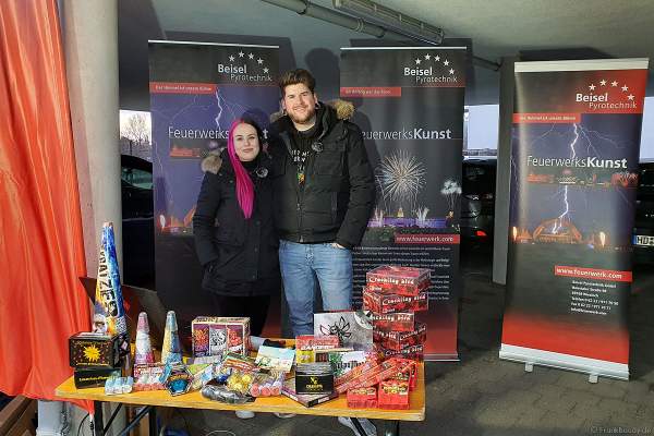 Stefan Schiller alias "Pyroextrem" mit seiner Verlobten Sarah Schuhmann bei der XXL LIVE Böllertour