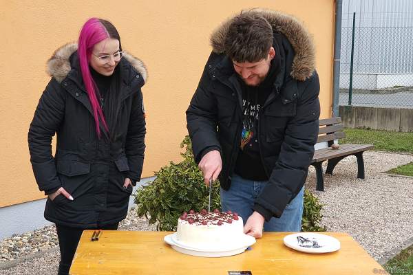 Stefan Schiller alias "Pyroextrem" darf seine Geburtstagstorte anschneiden
