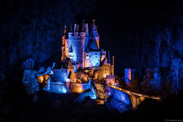 Farbenprächtig beleuchtete Burg Eltz bei Nacht bei dem Event Illumination Eltzer Burgpanorama