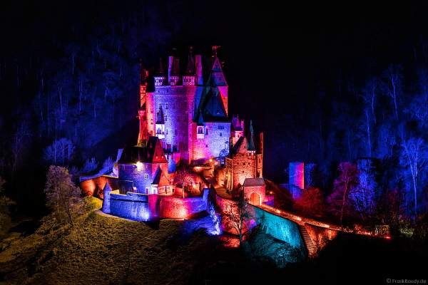 Farbenprächtig beleuchtete Burg Eltz bei Nacht bei dem Event Illumination Eltzer Burgpanorama