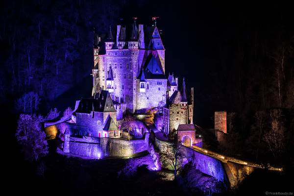 Farbenprächtig beleuchtete Burg Eltz bei Nacht bei dem Event Illumination Eltzer Burgpanorama