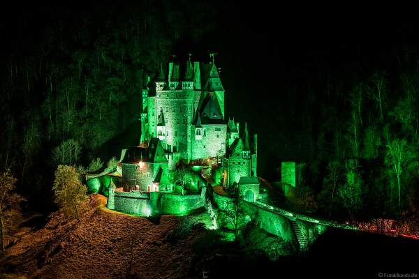 Farbenprächtig beleuchtete Burg Eltz bei Nacht bei dem Event Illumination Eltzer Burgpanorama