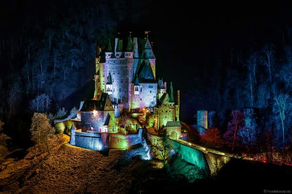 Farbenprächtig beleuchtete Burg Eltz bei Nacht bei dem Event Illumination Eltzer Burgpanorama