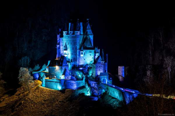 Farbenprächtig beleuchtete Burg Eltz bei Nacht bei dem Event Illumination Eltzer Burgpanorama