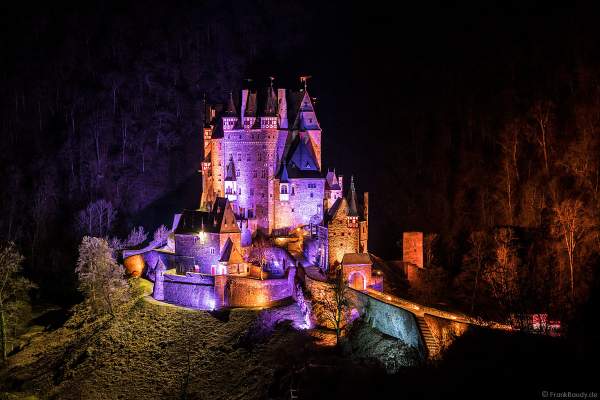 Farbenprächtig beleuchtete Burg Eltz bei Nacht bei dem Event Illumination Eltzer Burgpanorama