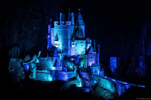 Farbenprächtig beleuchtete Burg Eltz bei Nacht bei dem Event Illumination Eltzer Burgpanorama