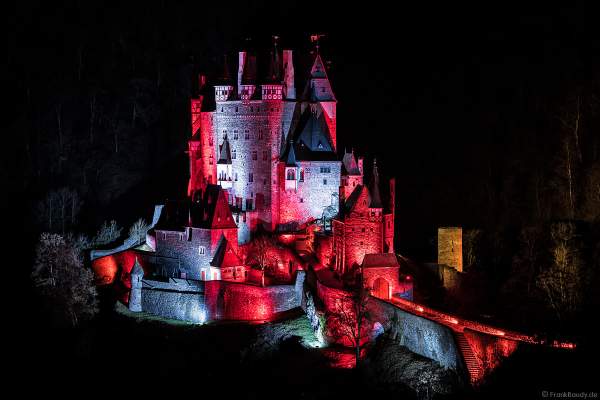 Farbenprächtig beleuchtete Burg Eltz bei Nacht bei dem Event Illumination Eltzer Burgpanorama