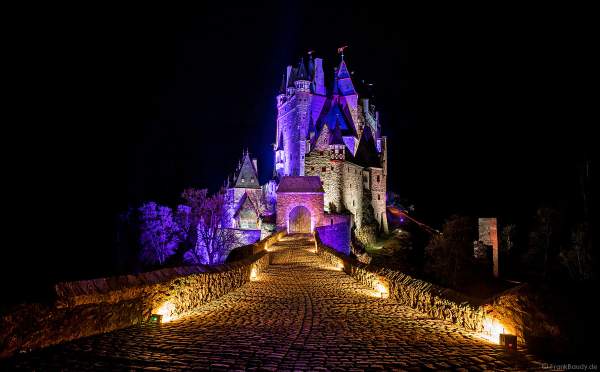 Farbenprächtig beleuchtete Burg Eltz bei Nacht bei dem Event Illumination Eltzer Burgpanorama
