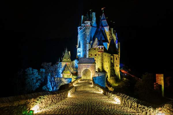 Farbenprächtig beleuchtete Burg Eltz bei Nacht bei dem Event Illumination Eltzer Burgpanorama