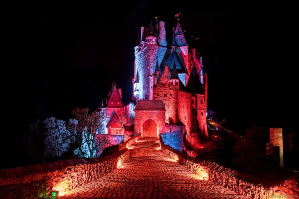 Farbenprächtig beleuchtete Burg Eltz bei Nacht bei dem Event Illumination Eltzer Burgpanorama
