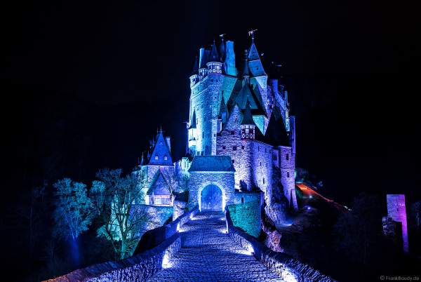 Farbenprächtig beleuchtete Burg Eltz bei Nacht bei dem Event Illumination Eltzer Burgpanorama