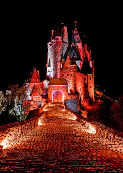Farbenprächtig beleuchtete Burg Eltz bei Nacht bei dem Event Illumination Eltzer Burgpanorama