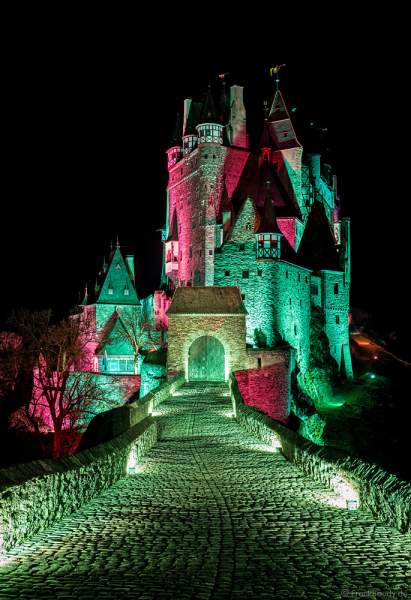 Farbenprächtig beleuchtete Burg Eltz bei Nacht bei dem Event Illumination Eltzer Burgpanorama